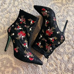 Betsy Johnson size 8.5